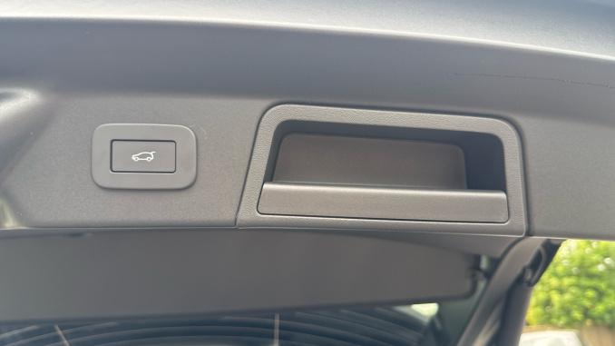 Land Rover Range Rover Velar 3.0 D300 MHEV Belgravia Edition 5dr Auto Diesel Estate - Image 36